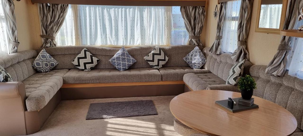 Lovely Caravan At Ingoldmells Just Behind Sealands Apartment Bagian luar foto