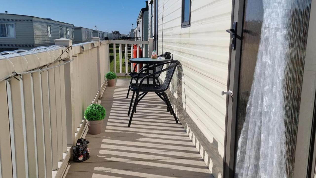 Lovely Caravan At Ingoldmells Just Behind Sealands Apartment Bagian luar foto